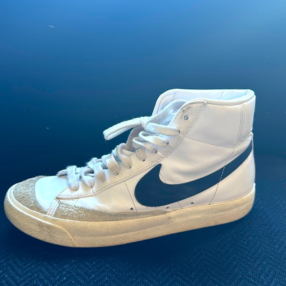Woman’s Nike blazer Mid ‘77